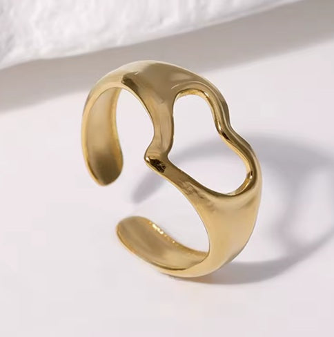Bague Cœur Ouverte Dorée –  Style Minimaliste Élégant