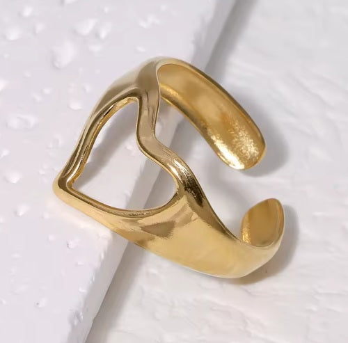 Bague Cœur Ouverte Dorée –  Style Minimaliste Élégant