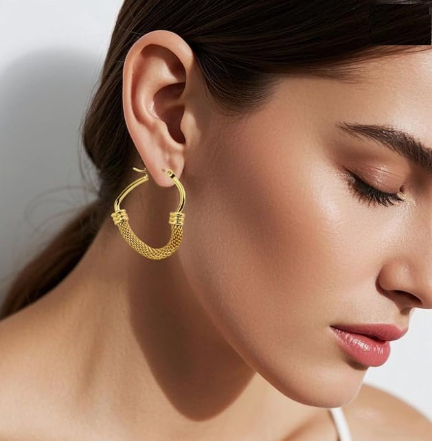 Boucles d’oreilles créoles dorées texturées en acier inoxydable